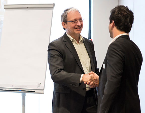 Dr. Schoeps und sein Auftraggeber geben sich die Hände nach einem erfolreichen Vortrag